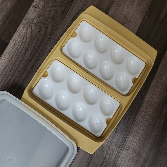 Tupperware Deviled Egg Keeper Carrier 723-4 Harvest Gold 4 piece set Vin… - Picture 3 of 4